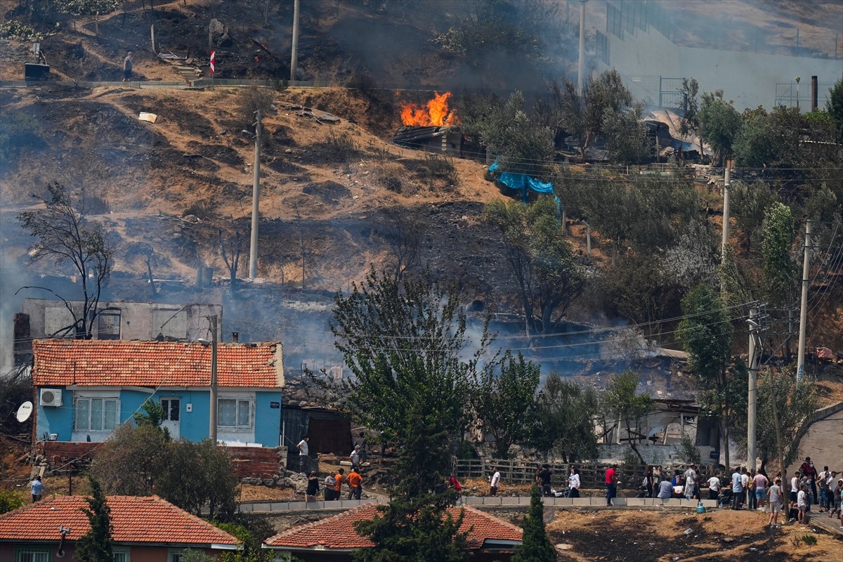 İzmir’in Karşıyaka ilçesi Yamanlar Karatepe mevkisinde dün akşam saatlerinde çıkan yangını...