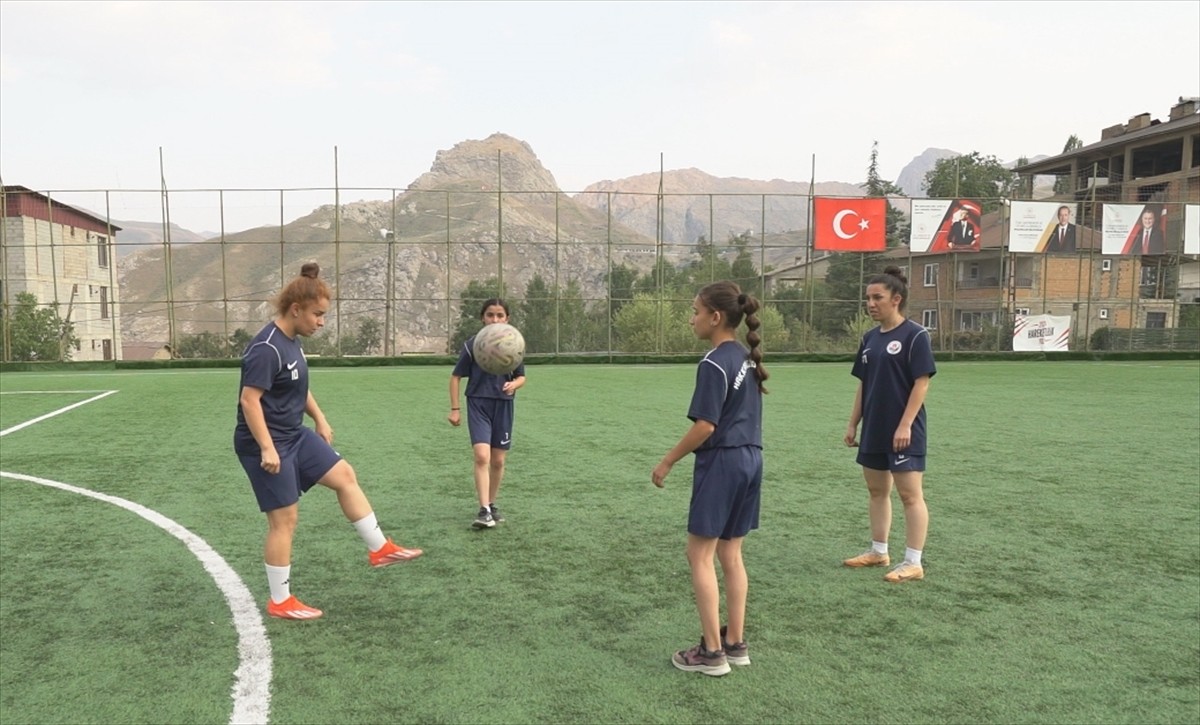 Kadın futbolunu desteklemek ve kız çocuklarının yaşadıkları zorluklar konusunda farkındalık...