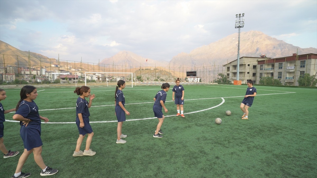 Kadın futbolunu desteklemek ve kız çocuklarının yaşadıkları zorluklar konusunda farkındalık...