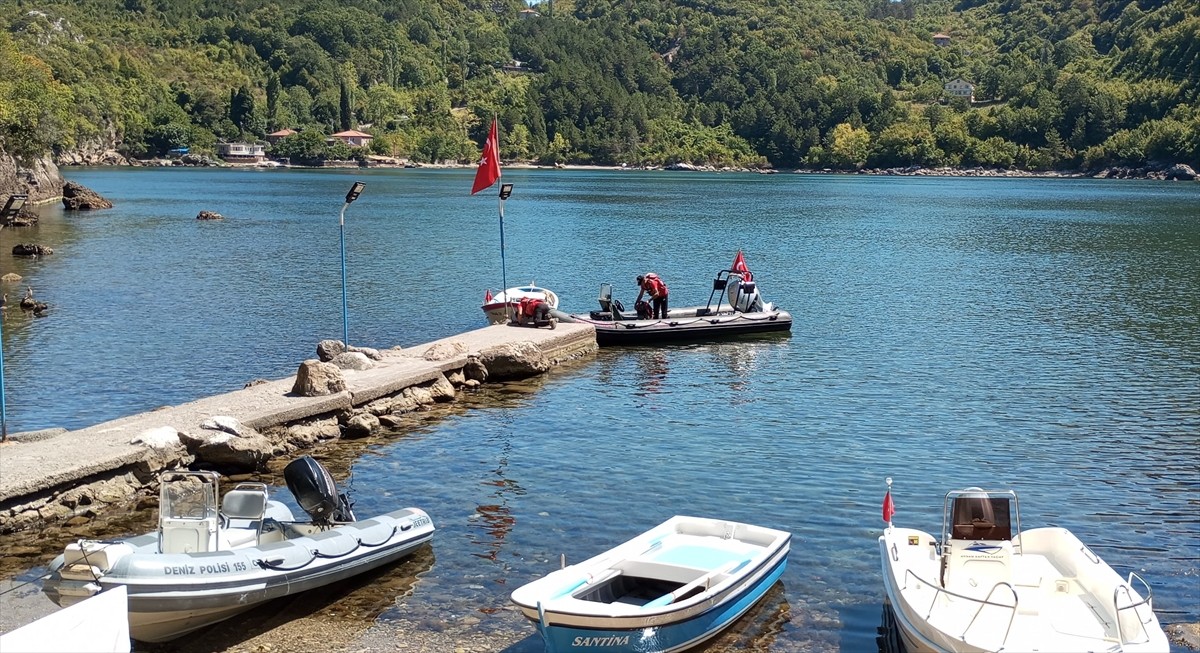 Kastamonu'nun Cide ilçesinde, teknenin batması sonucu kaybolan 3 kişiden 1'inin cansız bedenine...