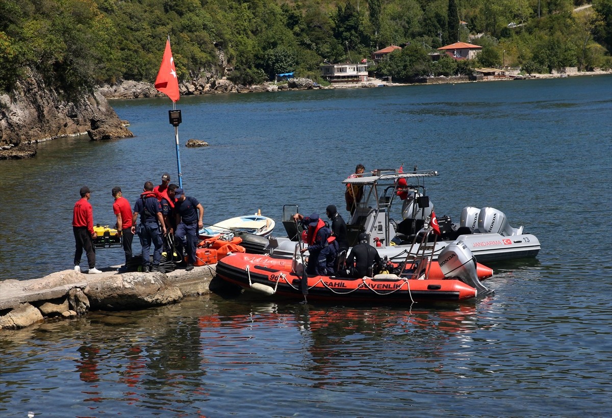 Kastamonu'nun Cide ilçesinde teknenin batması sonucu kaybolan 3 kişiden 2'sinin cansız bedenine...