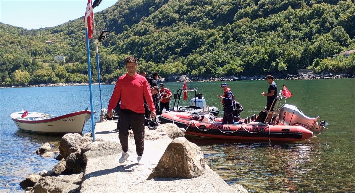 Kastamonu'nun Cide ilçesinde, teknenin batması sonucu kaybolan 3 kişiden 2'sinin cansız bedenine...