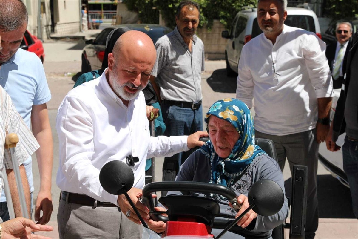 Kayseri'de yaşayan yaşlı çiftin akülü araç talebini, Kocasinan Belediye Başkanı Ahmet...