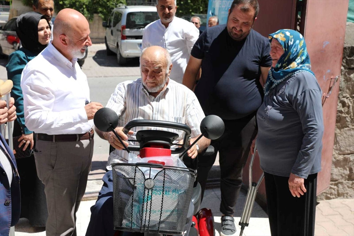 Kayseri'de yaşayan yaşlı çiftin akülü araç talebini, Kocasinan Belediye Başkanı Ahmet...