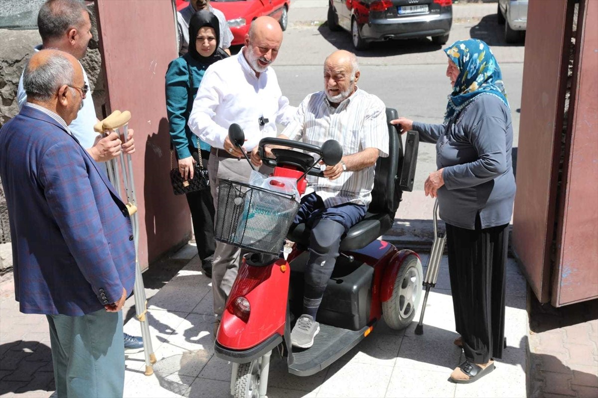 Kayseri'de yaşayan yaşlı çiftin akülü araç talebini, Kocasinan Belediye Başkanı Ahmet...