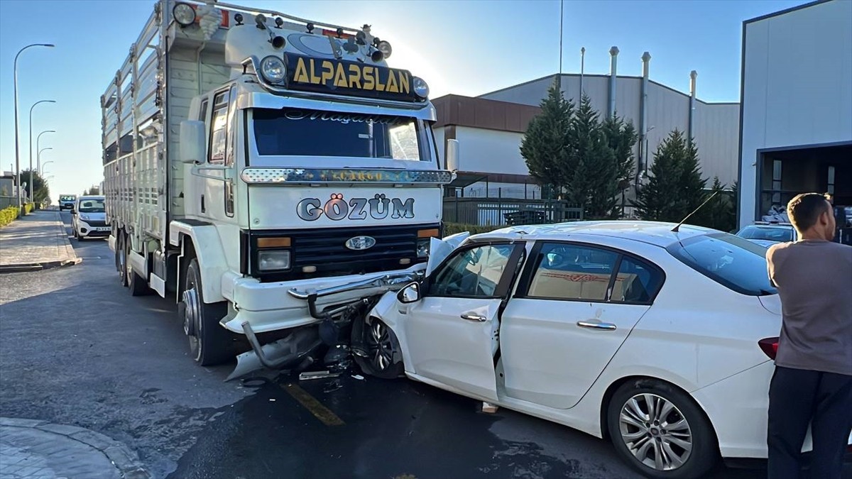 Kocaeli'nin Dilovası ilçesinde park halinde bulunan kamyona çarpan otomobildeki 4 kişi...