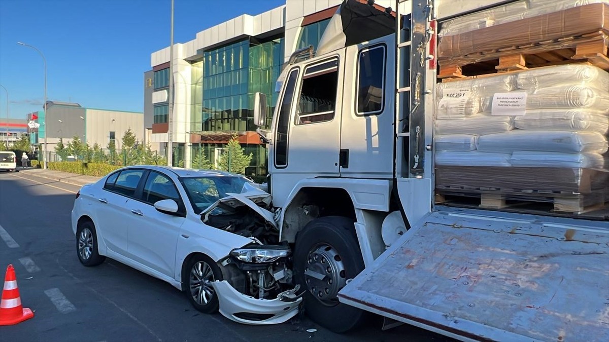 Kocaeli'nin Dilovası ilçesinde park halinde bulunan kamyona çarpan otomobildeki 4 kişi...