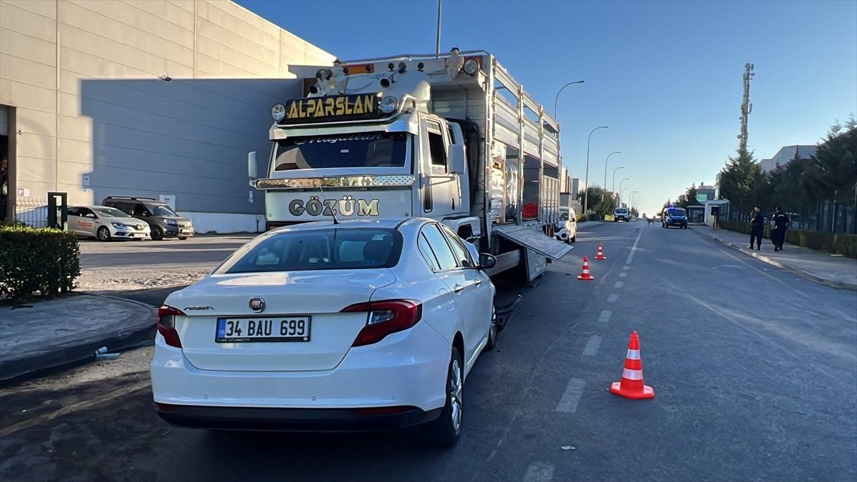 Kocaeli'nin Dilovası ilçesinde park halinde bulunan kamyona çarpan otomobildeki 4 kişi...