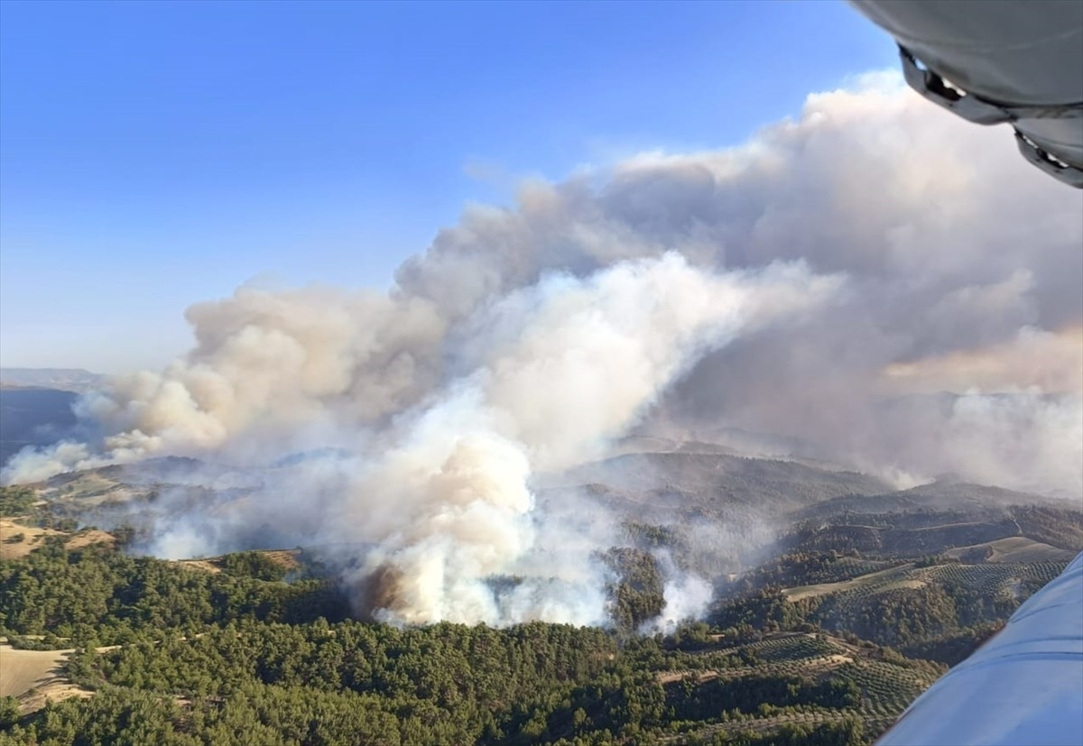 Manisa'nın Gördes ilçesinde dün çıkan orman yangınına müdahale edilirken, farklı bir noktada çıkan...