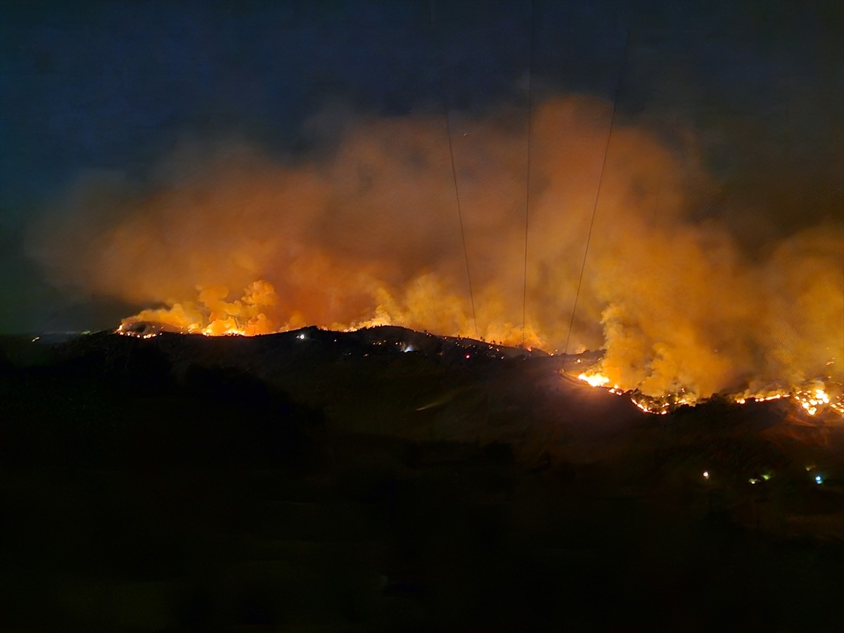 Manisa'nın Gördes ilçesinde dün çıkan orman yangınına müdahale edilirken, farklı bir noktada çıkan...