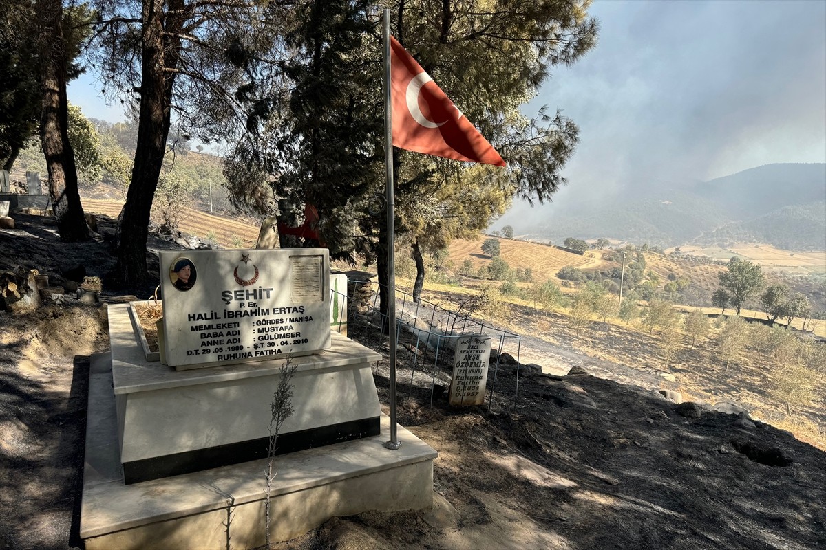 Manisa'nın Gördes ilçesindeki orman yangınlarına havadan ve karadan müdahale sürüyor. Boyalı ve...