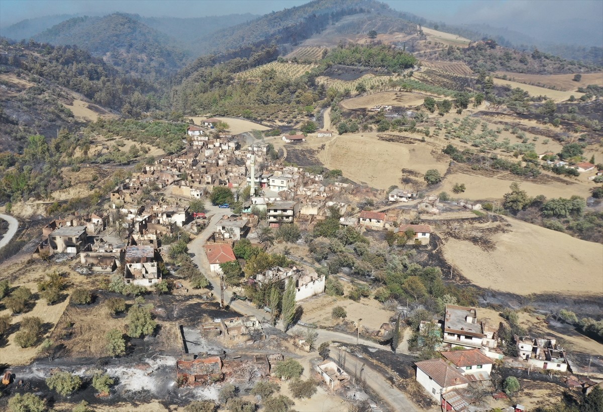 Manisa'nın Gördes ilçesindeki orman yangınlarına havadan ve karadan müdahale sürüyor. Boyalı ve...