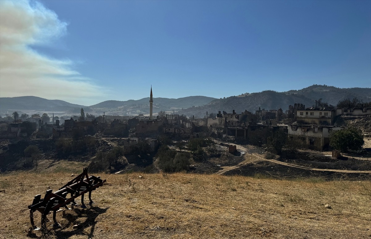 Manisa'nın Gördes ilçesindeki orman yangınlarına havadan ve karadan müdahale sürüyor. Boyalı ve...