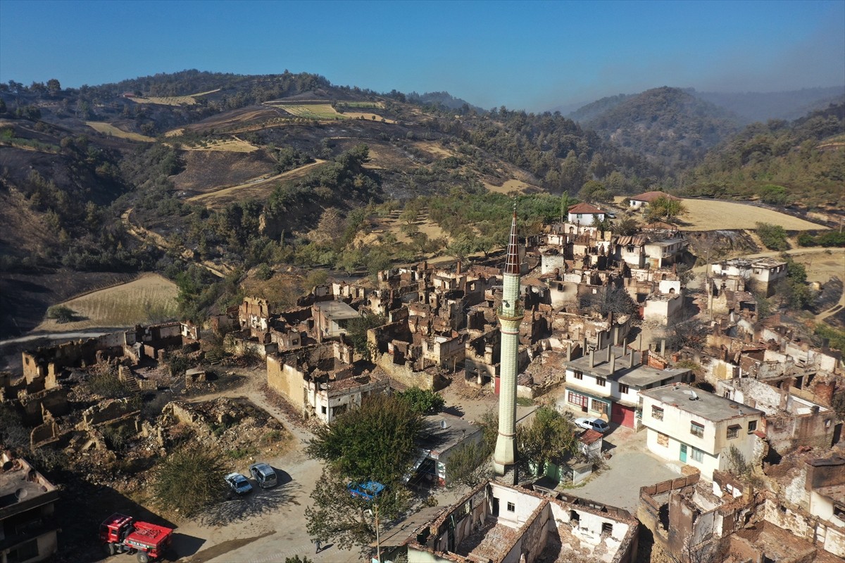 Manisa'nın Gördes ilçesindeki orman yangınlarına havadan ve karadan müdahale sürüyor. Boyalı ve...