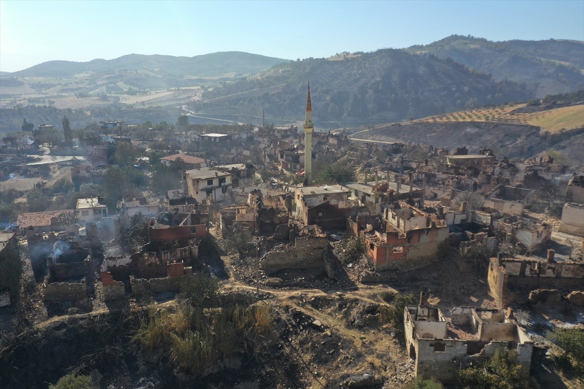 Manisa'nın Gördes ilçesindeki orman yangınlarına havadan ve karadan müdahale sürüyor. Boyalı ve...