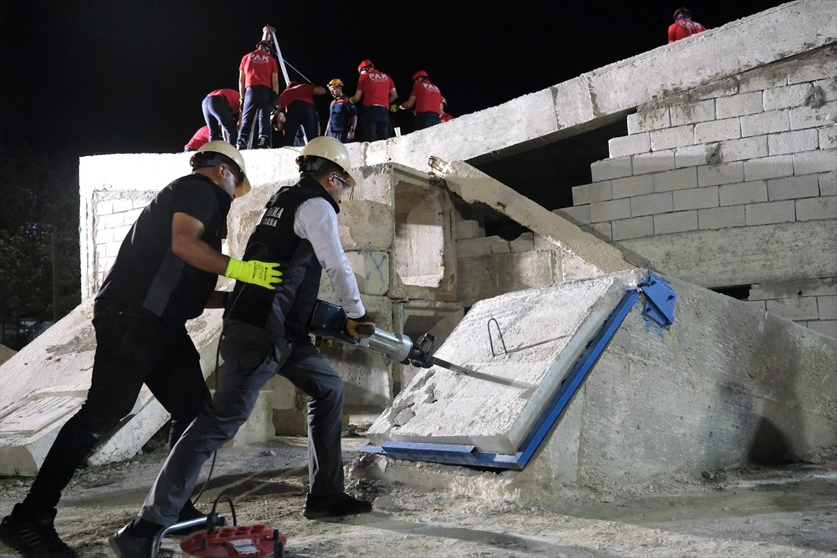 Merkez üssü Kocaeli'nin Gölcük ilçesi olan 17 Ağustos 1999'daki Marmara depreminde hayatını...