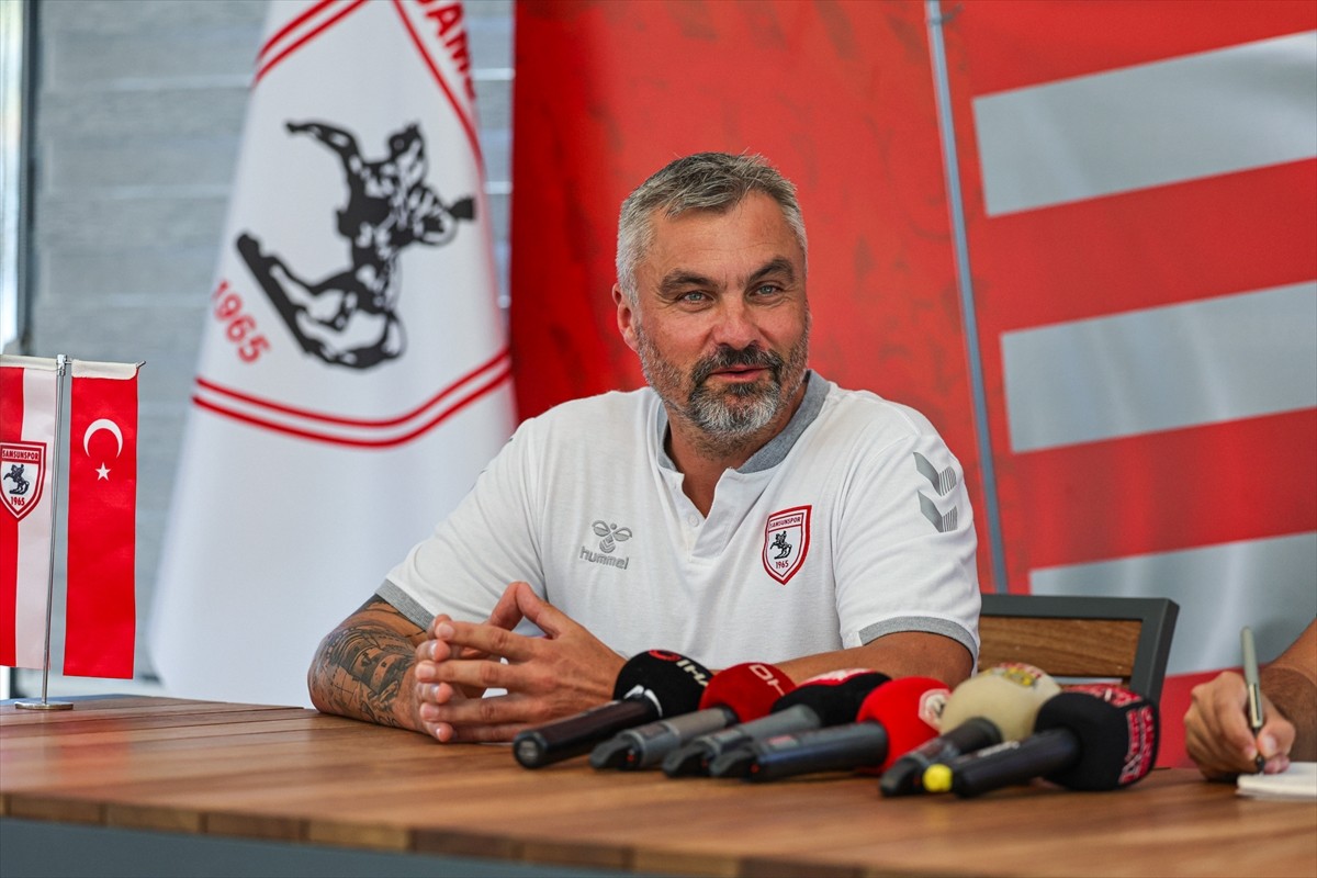 Samsunspor Teknik Direktörü Thomas Reis, Nuri Asan Tesislerinde düzenlediği basın toplantısında...