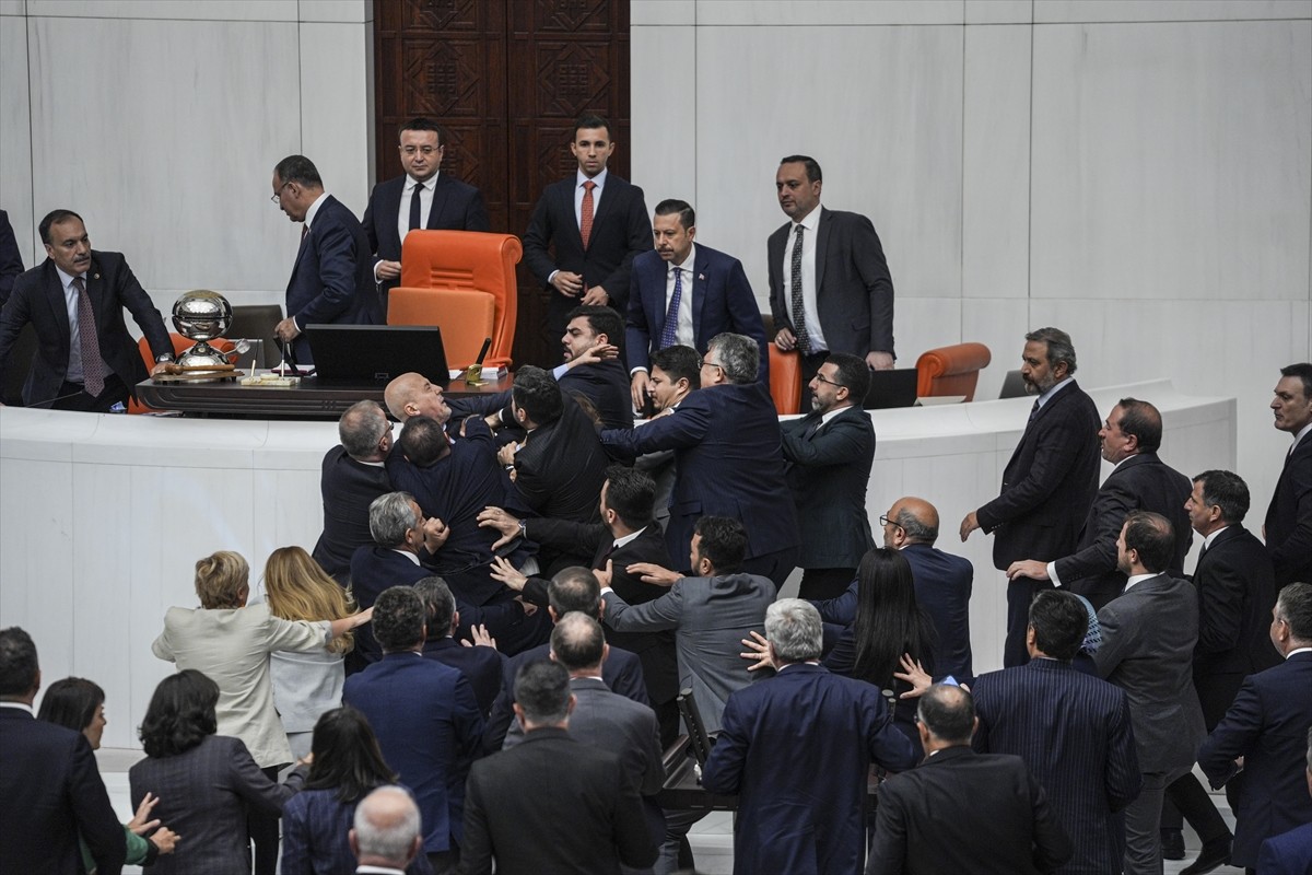 TBMM Genel Kurulu, Meclis Başkanvekili Bekir Bozdağ'ın başkanlığında, CHP'nin "Anayasa...