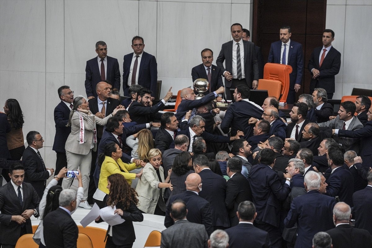 TBMM Genel Kurulu, Meclis Başkanvekili Bekir Bozdağ'ın başkanlığında, CHP'nin "Anayasa...