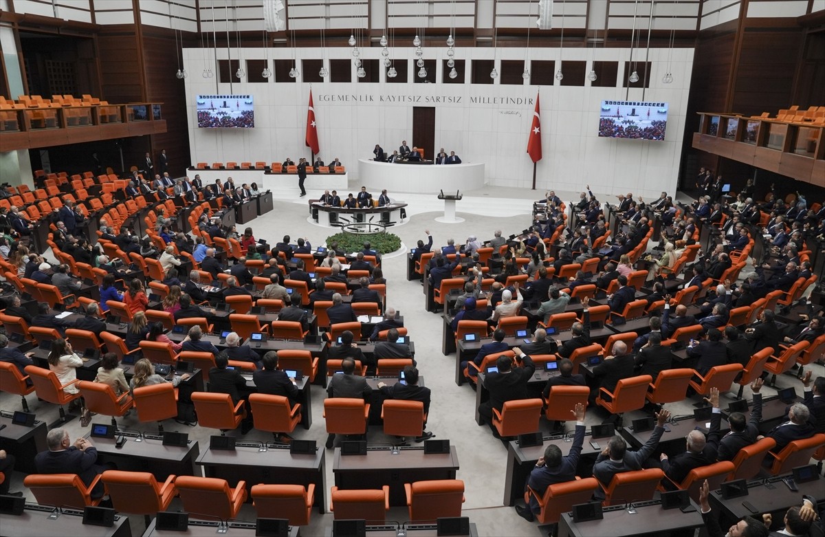 TBMM Genel Kurulunda, CHP'nin "Anayasa Mahkemesinin Can Atalay'ın milletvekilliğinin düşmesi...