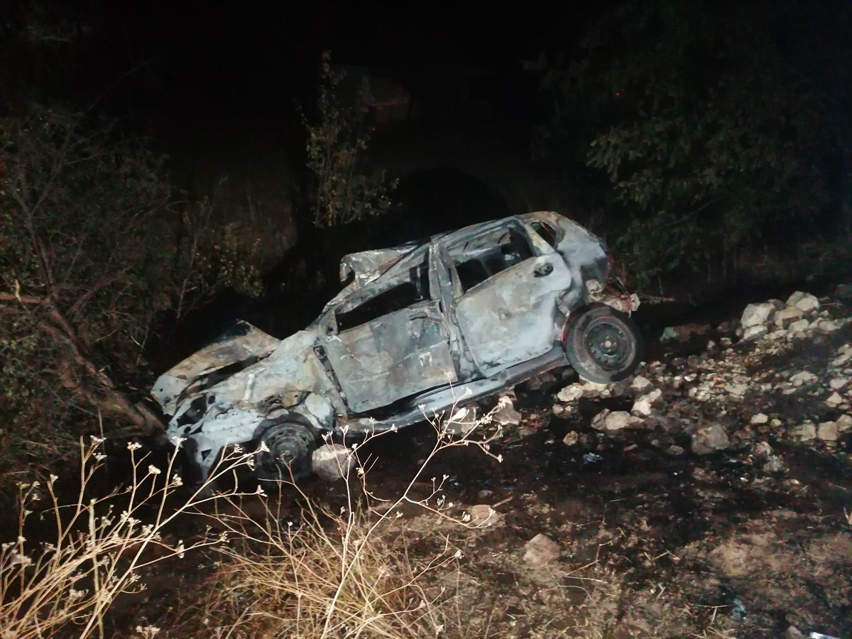 Tokat'ın Erbaa ilçesinde yolcu otobüsü ile otomobilin çarpışması sonucu 2 kişi öldü, 3 kişi...