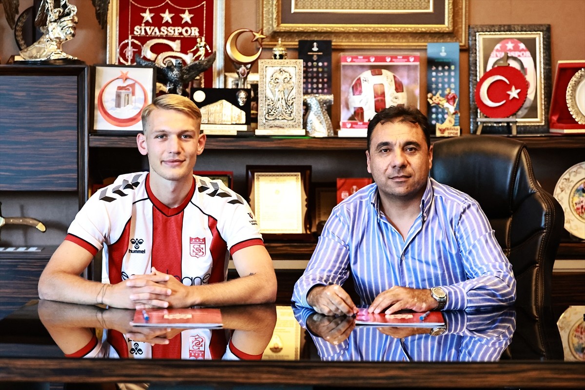 Trendyol Süper Lig ekiplerinden Net Global Sivasspor, Polonyalı futbolcu Jan Bieganski'yi...