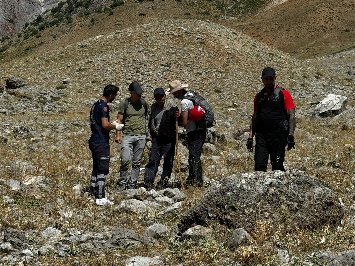 Tunceli'nin Ovacık ilçesinde gezmek için gittikleri dağda mahsur kalan baba oğul, arama kurtarma...