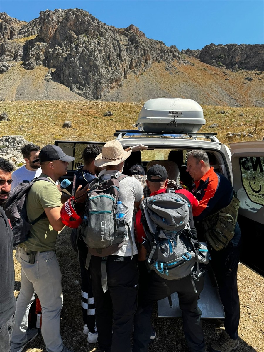 Tunceli'nin Ovacık ilçesinde gezmek için gittikleri dağda mahsur kalan baba oğul, arama kurtarma...