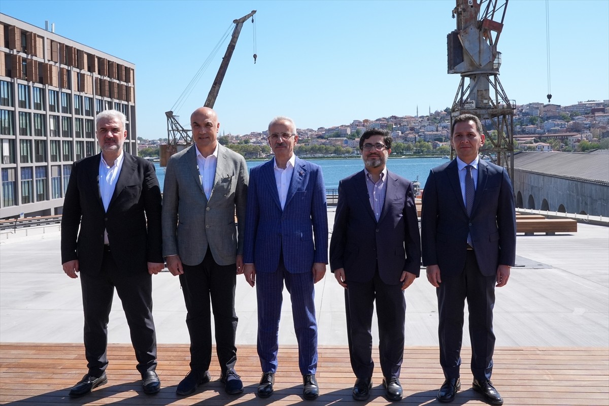 Ulaştırma ve Altyapı Bakanı Abdulkadir Uraloğlu (ortada), Tersane İstanbul Projesi'nde saha...