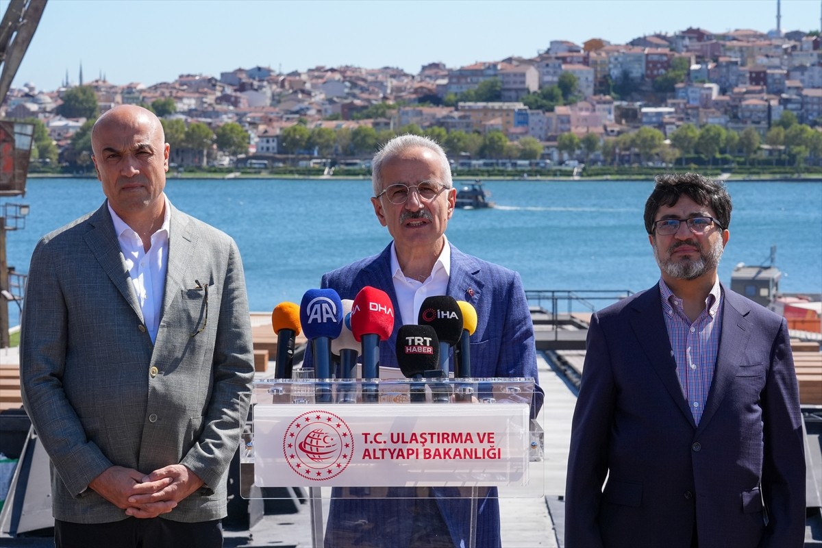 Ulaştırma ve Altyapı Bakanı Abdulkadir Uraloğlu (ortada), Tersane İstanbul Projesi'nde saha...