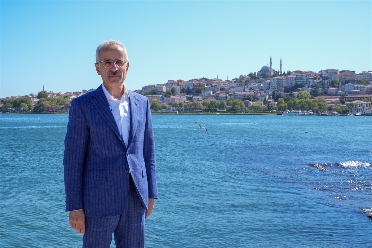 Ulaştırma ve Altyapı Bakanı Abdulkadir Uraloğlu (ortada), Tersane İstanbul Projesi'nde saha...