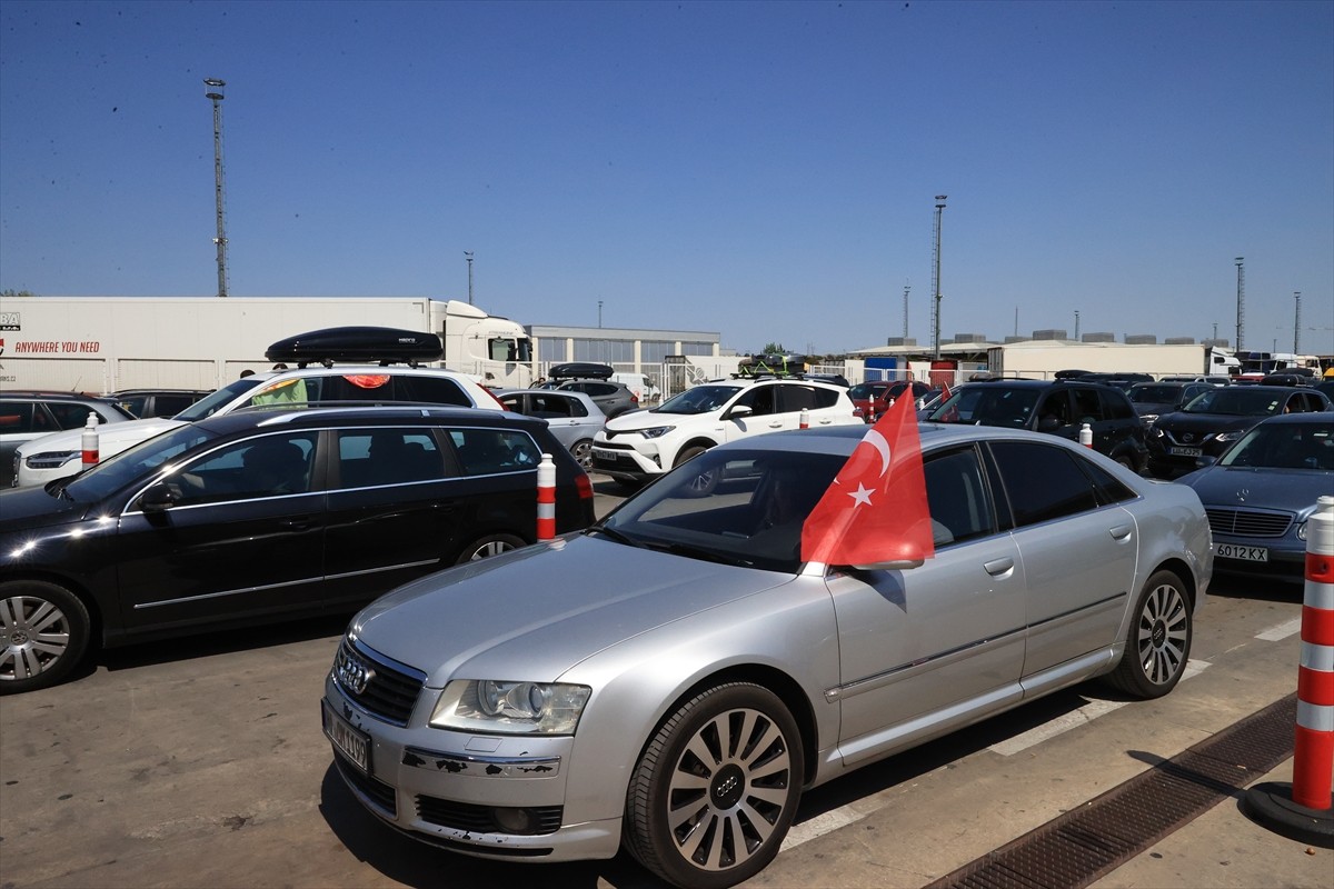 AK Parti Genel Başkan Yardımcısı Zafer Sırakaya (sağda), Kapıkule Sınır Kapısı'nda tatil sonrası...