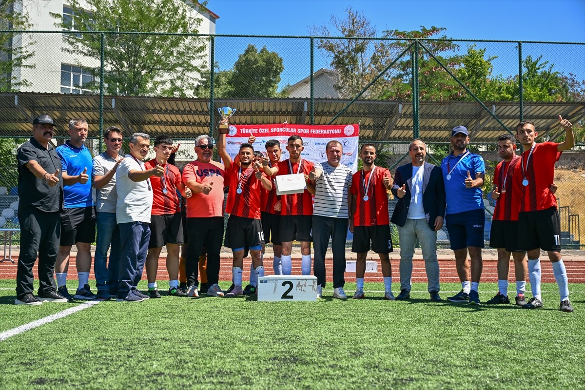 Ankara'nın Yenimahalle ilçesindeki Hasan Doğan Stadı'nda düzenlenen Türkiye Özel Sporcular Futbol...