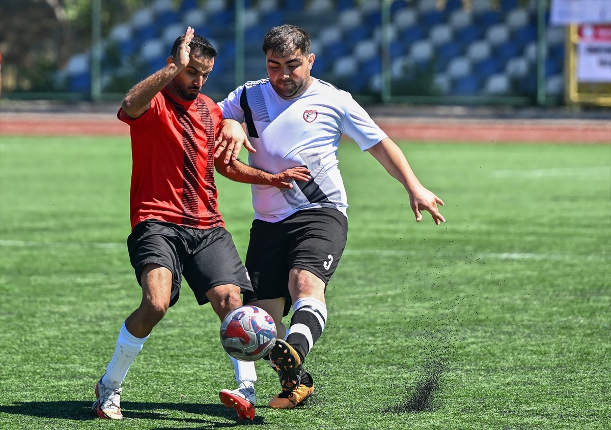 Ankara'nın Yenimahalle ilçesindeki Hasan Doğan Stadı'nda düzenlenen Türkiye Özel Sporcular Futbol...