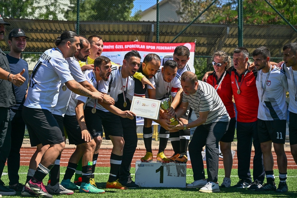 Ankara'nın Yenimahalle ilçesindeki Hasan Doğan Stadı'nda düzenlenen Türkiye Özel Sporcular Futbol...