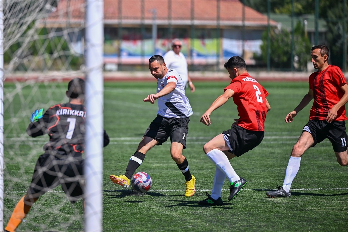 Ankara'nın Yenimahalle ilçesindeki Hasan Doğan Stadı'nda düzenlenen Türkiye Özel Sporcular Futbol...