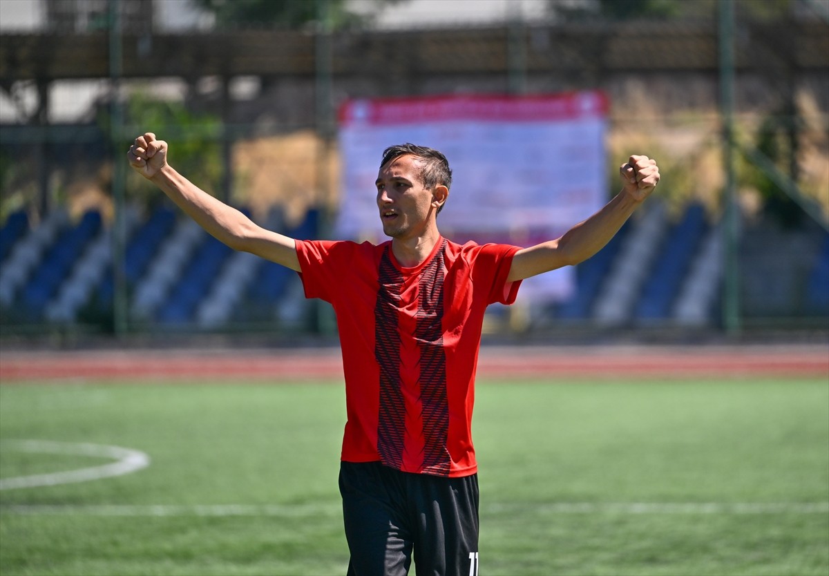 Ankara'nın Yenimahalle ilçesindeki Hasan Doğan Stadı'nda düzenlenen Türkiye Özel Sporcular Futbol...