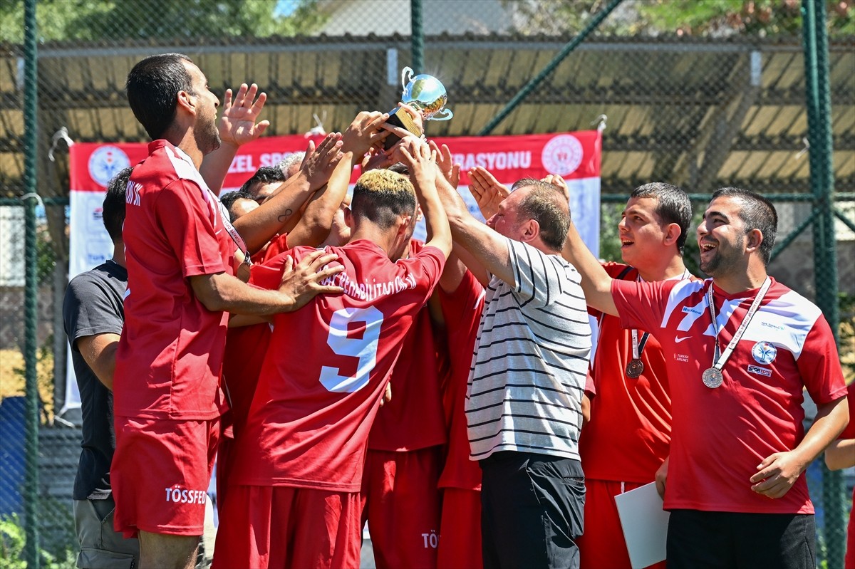 Ankara'nın Yenimahalle ilçesindeki Hasan Doğan Stadı'nda düzenlenen Türkiye Özel Sporcular Futbol...