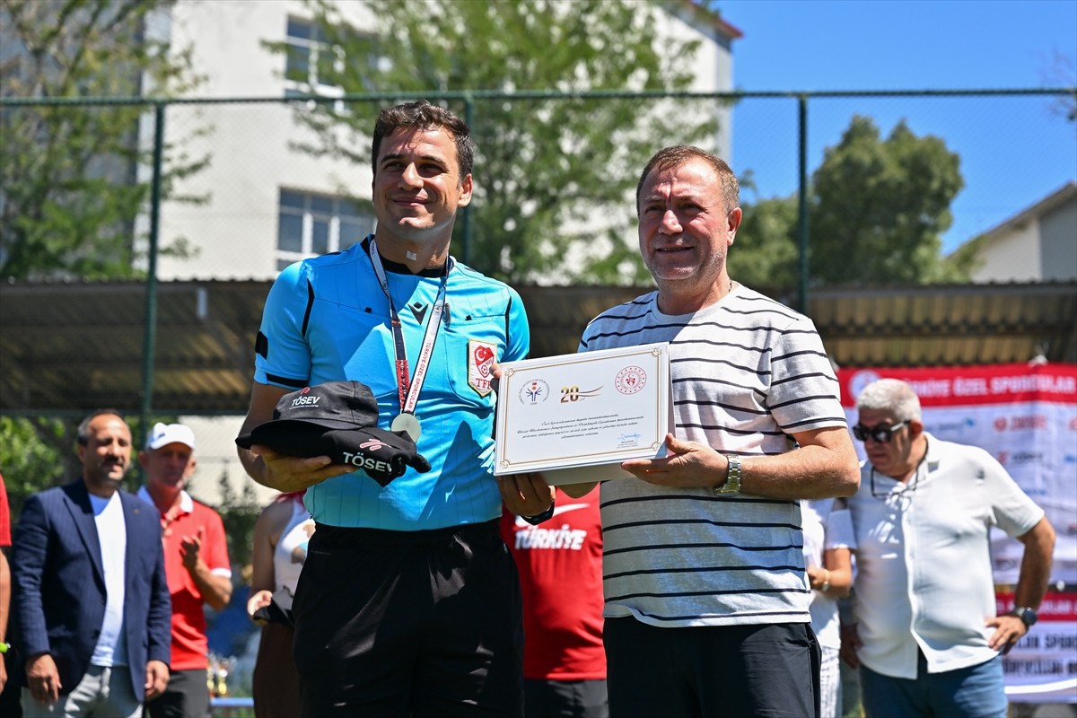 Ankara'nın Yenimahalle ilçesindeki Hasan Doğan Stadı'nda düzenlenen Türkiye Özel Sporcular Futbol...