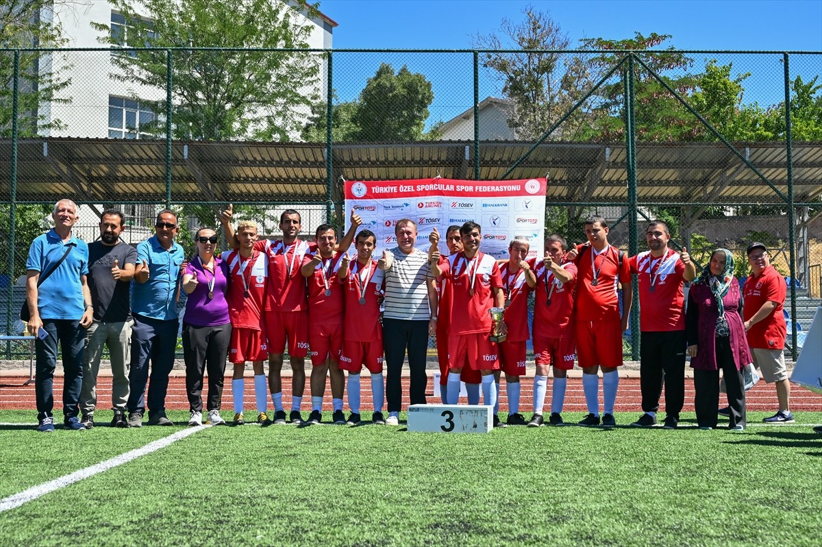 Ankara'nın Yenimahalle ilçesindeki Hasan Doğan Stadı'nda düzenlenen Türkiye Özel Sporcular Futbol...