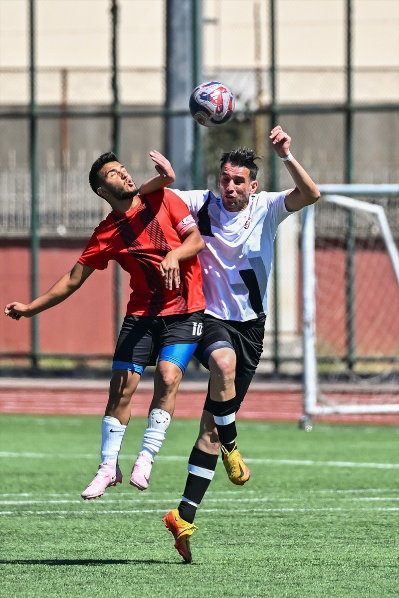 Ankara'nın Yenimahalle ilçesindeki Hasan Doğan Stadı'nda düzenlenen Türkiye Özel Sporcular Futbol...