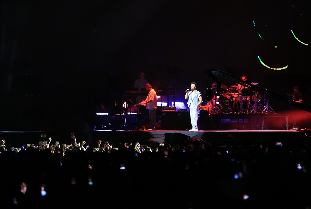 Antalya'da, şarkıcılar Tarkan ve Ceza konser verdi. Fanta Fest kapsamında Akdeniz Üniversitesi...