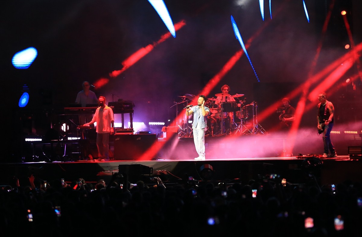 Antalya'da, şarkıcılar Tarkan ve Ceza konser verdi. Fanta Fest kapsamında Akdeniz Üniversitesi...