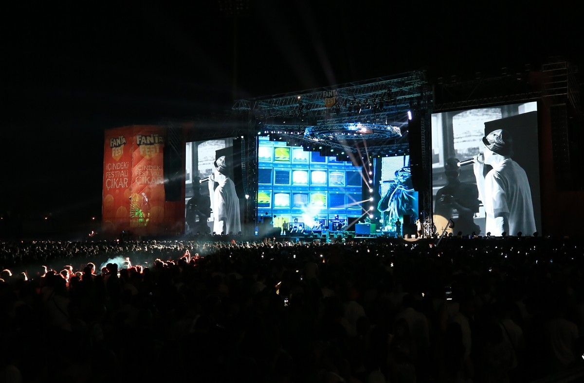 Antalya'da, şarkıcılar Tarkan ve Ceza konser verdi. Fanta Fest kapsamında Akdeniz Üniversitesi...