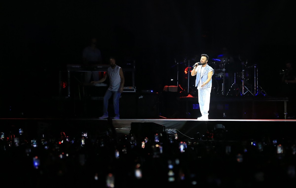 Antalya'da, şarkıcılar Tarkan ve Ceza konser verdi. Fanta Fest kapsamında Akdeniz Üniversitesi...