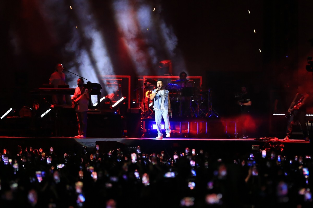 Antalya'da, şarkıcılar Tarkan ve Ceza konser verdi. Fanta Fest kapsamında Akdeniz Üniversitesi...