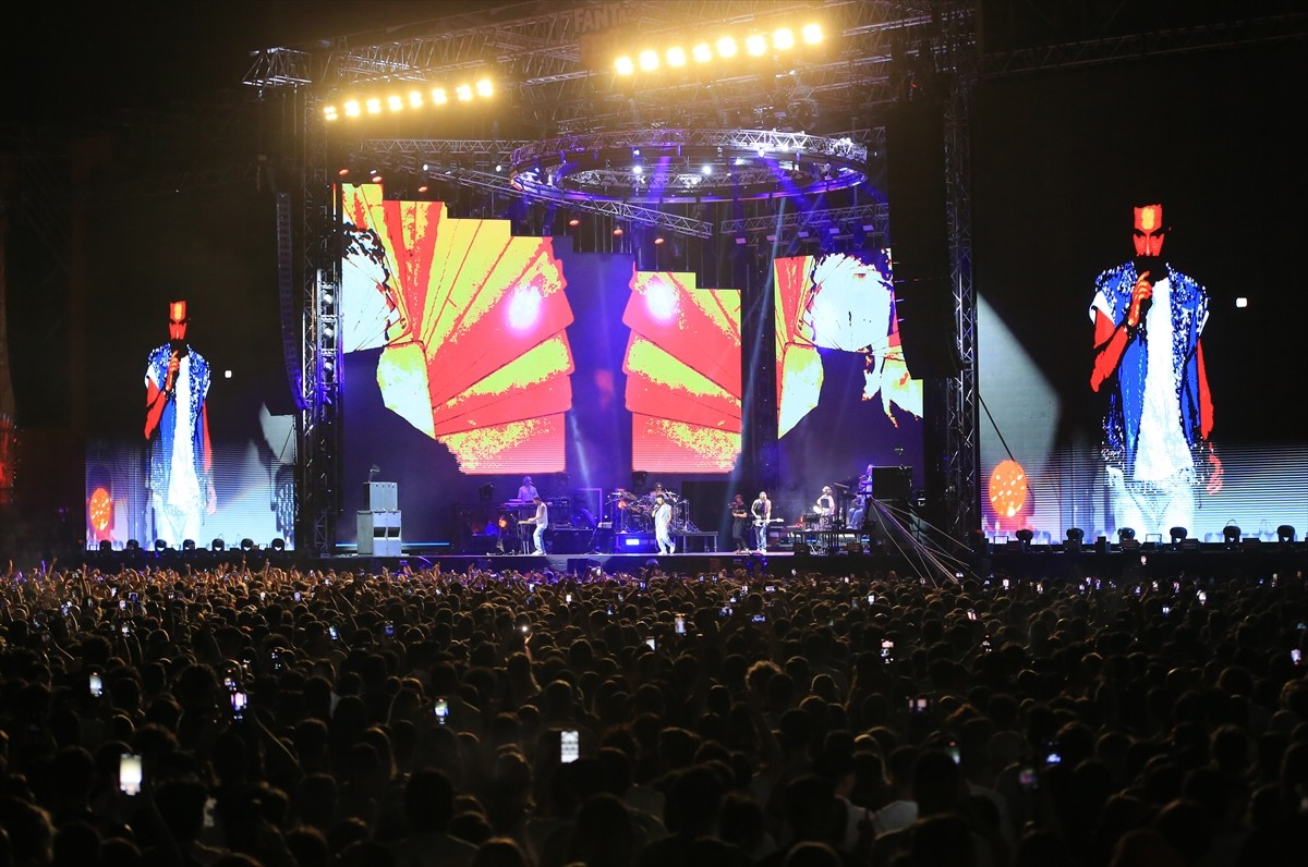 Antalya'da, şarkıcılar Tarkan ve Ceza konser verdi. Fanta Fest kapsamında Akdeniz Üniversitesi...