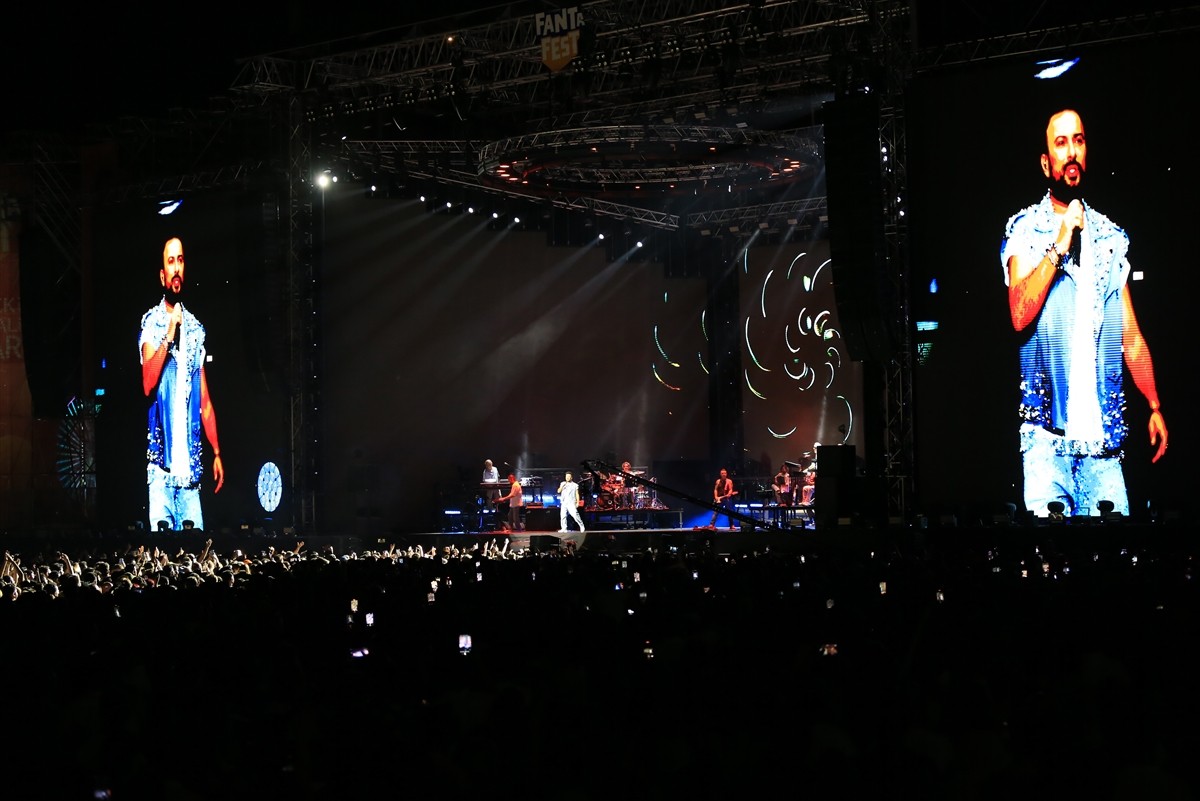 Antalya'da, şarkıcılar Tarkan ve Ceza konser verdi. Fanta Fest kapsamında Akdeniz Üniversitesi...