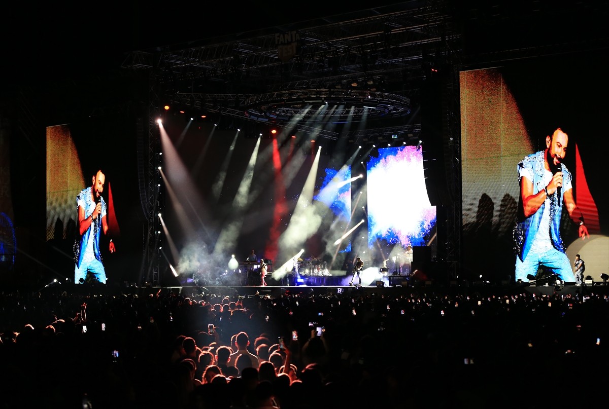 Antalya'da, şarkıcılar Tarkan ve Ceza konser verdi. Fanta Fest kapsamında Akdeniz Üniversitesi...