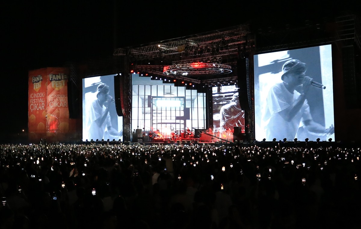 Antalya'da, şarkıcılar Tarkan ve Ceza konser verdi. Fanta Fest kapsamında Akdeniz Üniversitesi...